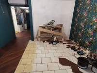 Процесс укладки паркета - часть пола уже уложена